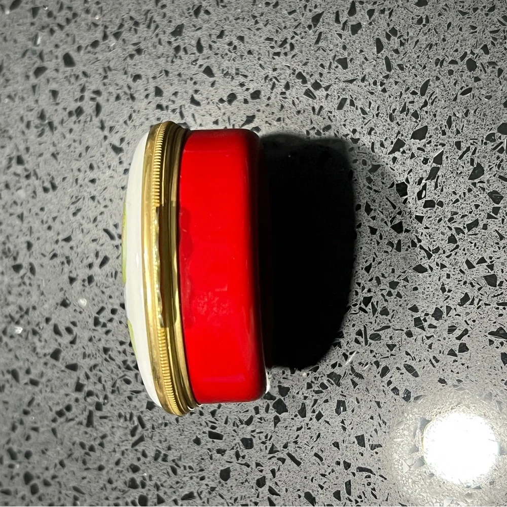 Small trinket jewelry box‎